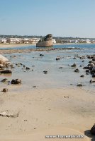 La spiaggia con la torre di Torre Pali