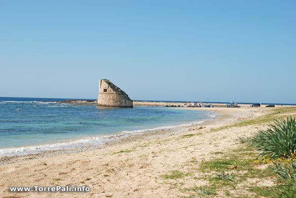 Torre e spiaggia Torre Pali 